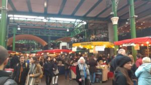 Borough Market หรือตลาดโบโร่ ถือเป็นตลาดที่มีชื่อเสียงมากในหมู่นักท่องเที่ยวและชาวลอนดอน
