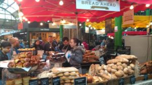 Borough Market หรือตลาดโบโร่ ถือเป็นตลาดที่มีชื่อเสียงมากในหมู่นักท่องเที่ยวและชาวลอนดอน
