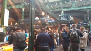 Borough Market หรือตลาดโบโร่ ถือเป็นตลาดที่มีชื่อเสียงมากในหมู่นักท่องเที่ยวและชาวลอนดอน